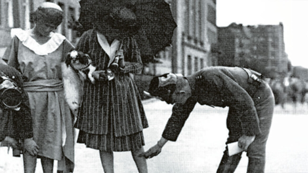 Όταν ο δικτάτορας Πάγκαλος απαγόρευσε τις κοντές φούστες - Αστυνομικοί στους δρόμους της Αθήνας έκαναν έλεγχο σε γυναίκες με... μεζούρες 