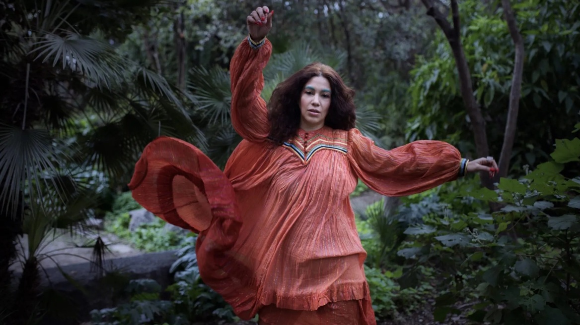 Γεωργία Καλαφάτη: «Το γράψιμο είναι σπουδαία παρέα στο πένθος γιατί το εκφράζει, το μετουσιώνει»
