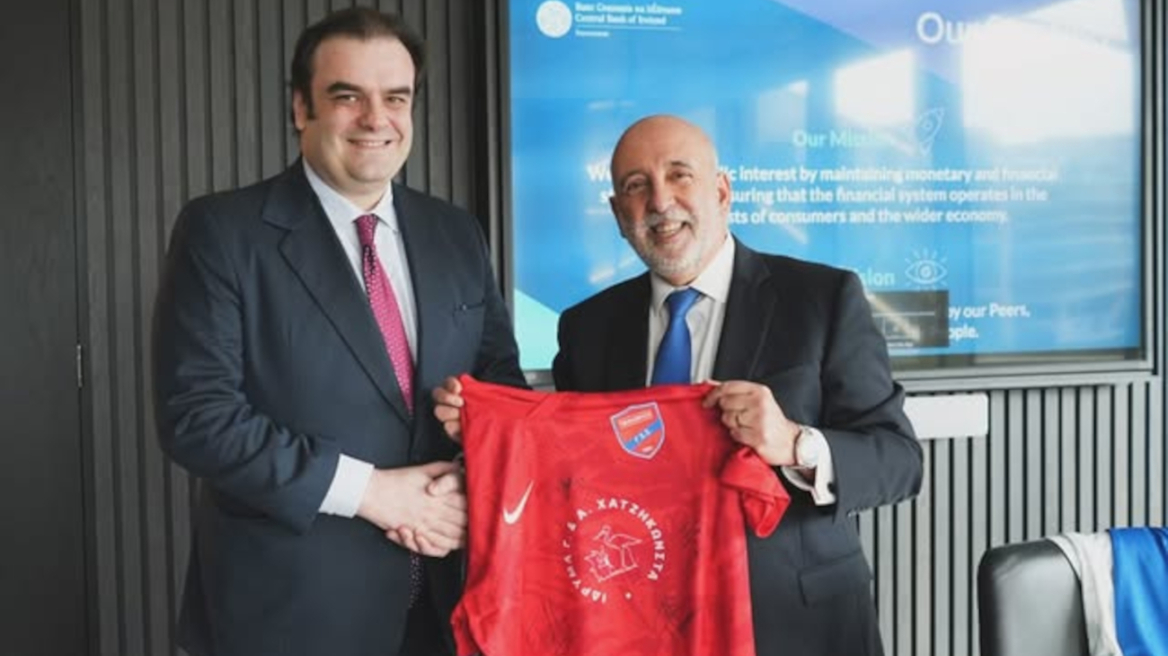 Ο Κεντρικός Τραπεζίτης της Ιρλανδίας έχει ζήσει στη Νέα Σμύρνη και ο Πιερρακάκης του έκανε δώρο μία εμφάνιση του Πανιωνίου
