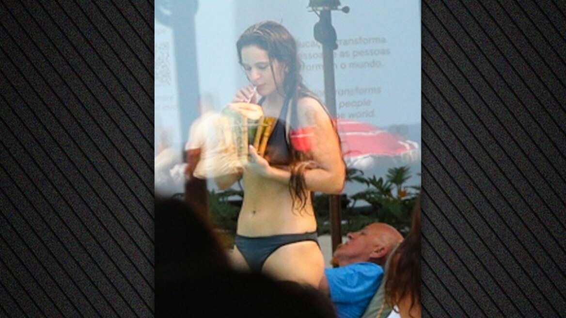 Η Ροσαλία χαλαρώνει στην πισίνα ξενοδοχείου πριν από τη συναυλία της στη Βραζιλία - Δείτε φωτογραφίες