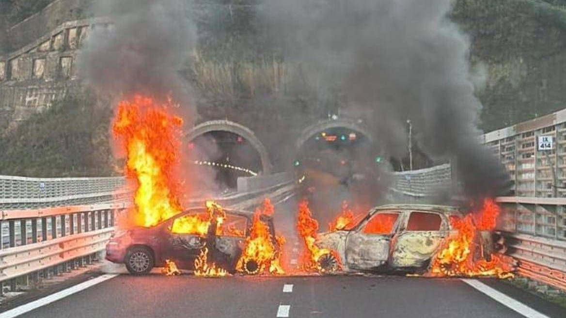 Ληστεία αλά ιταλικά - Με οδόφραγμα δυο ΙΧ που πυρπόλησαν έκλεισαν αυτοκινητόδρομο στην Καλαβρία και αρπαξαν από θωρακισμένο φορτηγό κοσμήματα €2 εκατ.