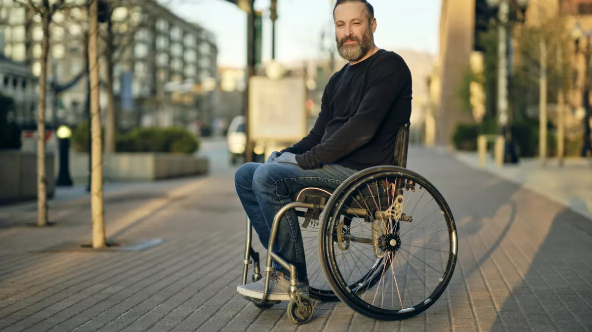 Με την στήριξη της οικογένειας 8 στα 10 άτομα με αναπηρία – Μόλις 3,3% έχουν την υπηρεσία «Προσωπικός βοηθός»