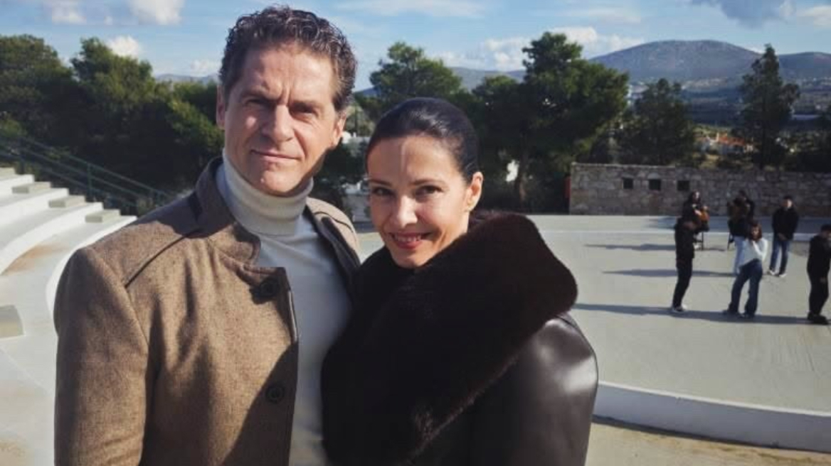 Ο Δημήτρης Λάλος εύχεται «καλό χειμώνα» αγκαλιά με τη Μαριλίτα Λαμπροπούλου
