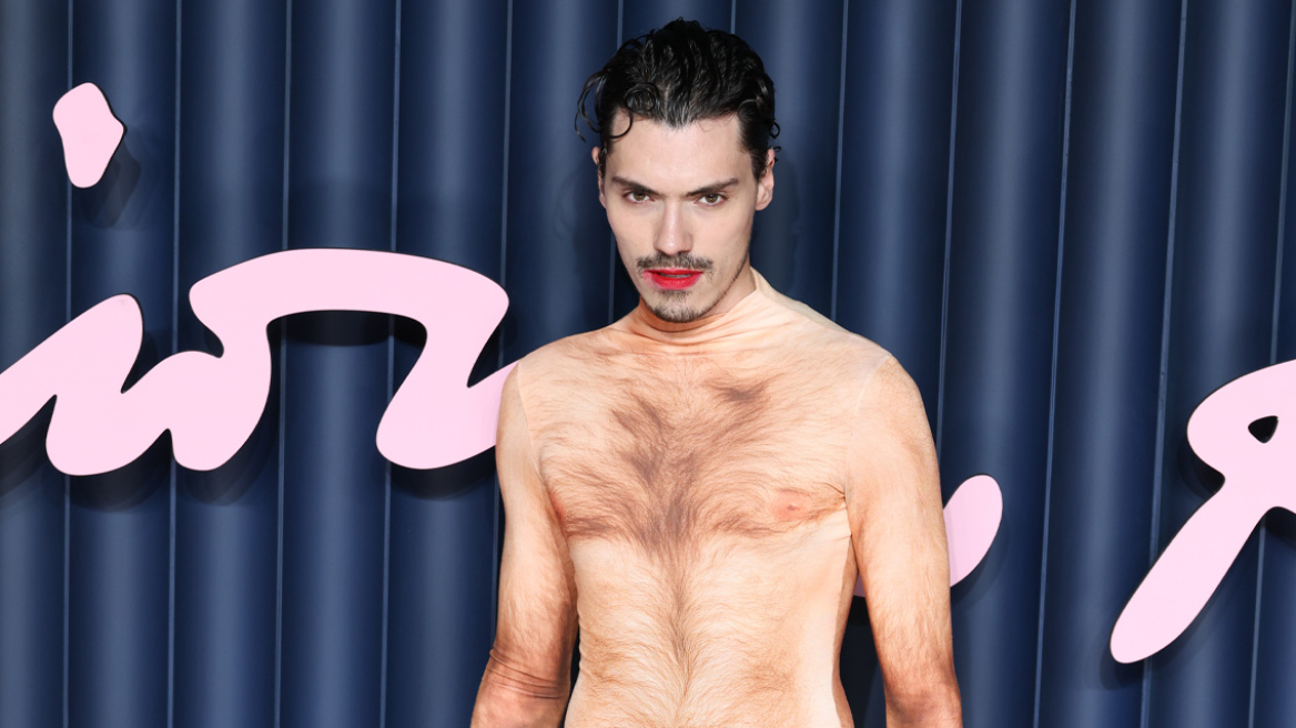 Γνωστός influencer εμφανίστηκε στα British Fashion Awards με κοστούμι... που απεικονίζει γυμνό αντρικό σώμα