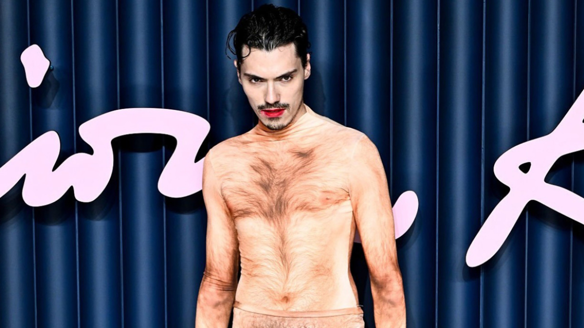 Γνωστός influencer εμφανίστηκε στα British Fashion Awards με κοστούμι... που απεικονίζει γυμνό αντρικό σώμα