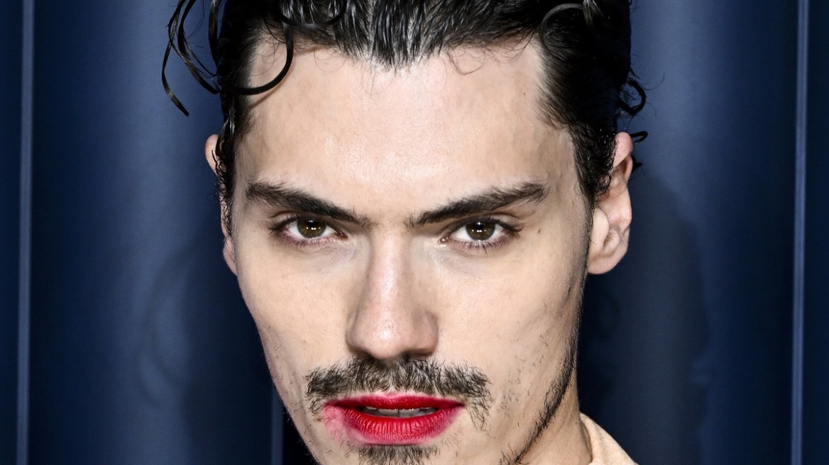 Influencer με κοστούμι που απεικονίζει ρεαλιστικά ένα εντελώς γυμνό αντρικό σώμα