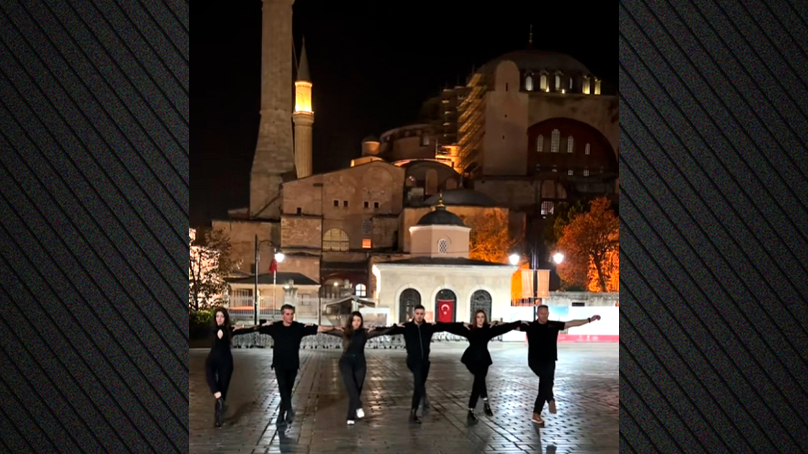 Έλληνες χόρεψαν χασάπικο μπροστά στην Αγία Σοφία - «Σκανδαλώδης πρόκληση» λένε στην Τουρκία, δείτε βίντεο