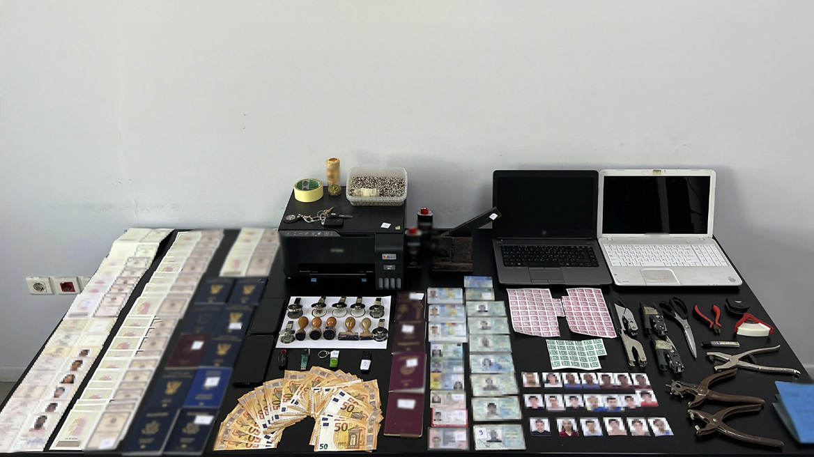 Εντοπίστηκε εργαστήριο κατάρτισης πλαστών ταξιδιωτικών εγγράφων στην Κυψέλη - Μία σύλληψη