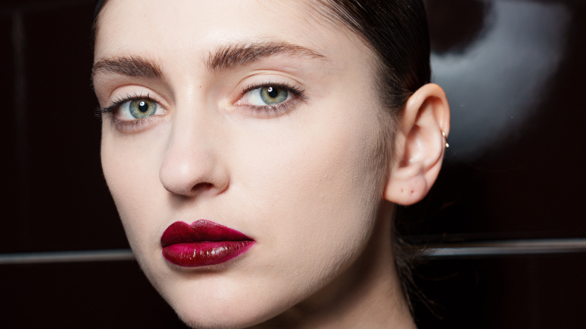 Πέντε tips & tricks που πρέπει να ξέρετε αν φοράτε συχνά έντονα κραγιόν
