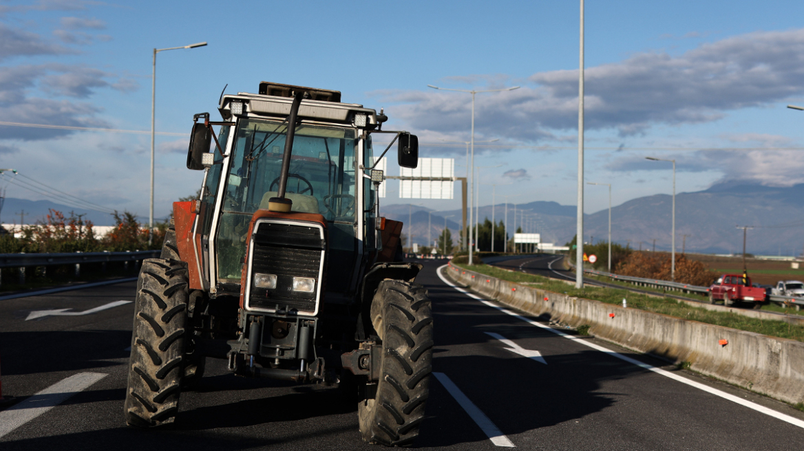 Χαμηλοί τόνοι από την κυβέρνηση για τα μπλόκα και τις πληρωμές, αλλά τελεσίγραφο για τελωνεία και λιμάνια