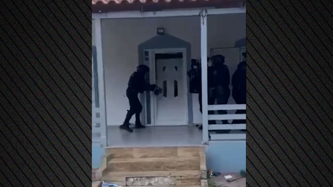 Η στιγμή που πάνοπλοι αστυνομικοί σπάνε την πόρτα και μπαίνουν σε σπίτι της συμμορίας που είχε κάνει πάνω από 60 ληστείες στην Αττική
