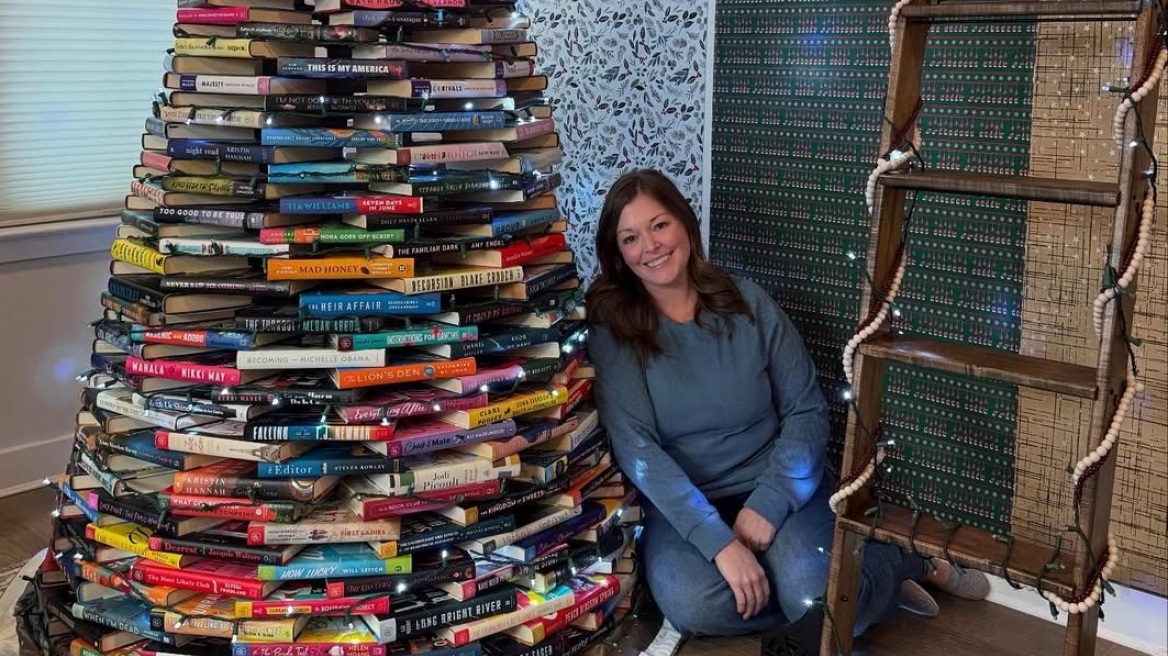 Αντίο χριστουγεννιάτικο δέντρο, καλώς ήρθες βιβλιο-δέντρο: Το trend που ξεκίνησε από μια γυναίκα