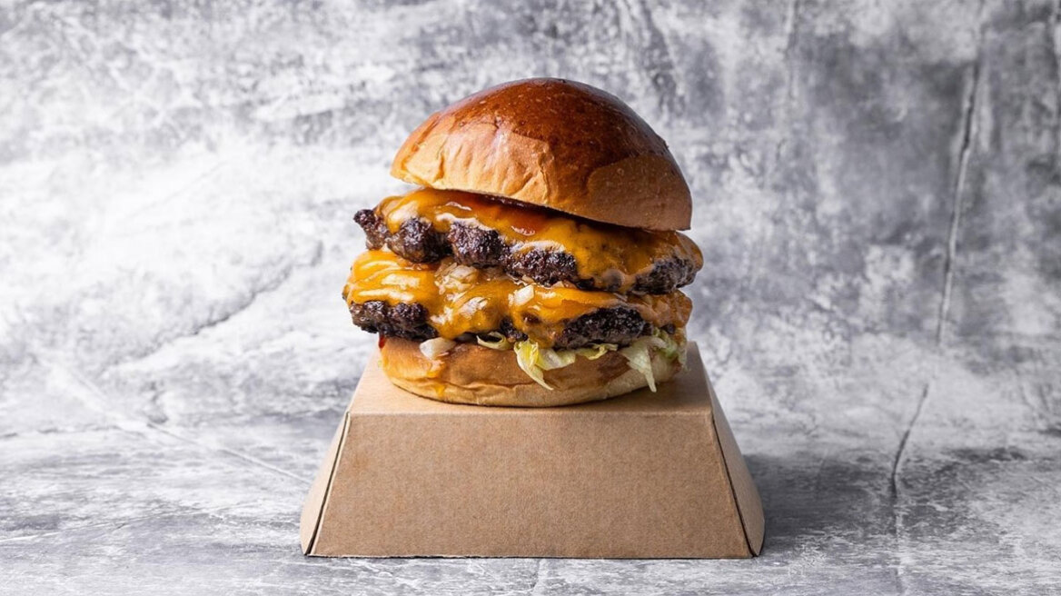 Πώς το smash burger έγινε η street food εμμονή της Αθήνας – Αυτά είναι τα τοπ 8
