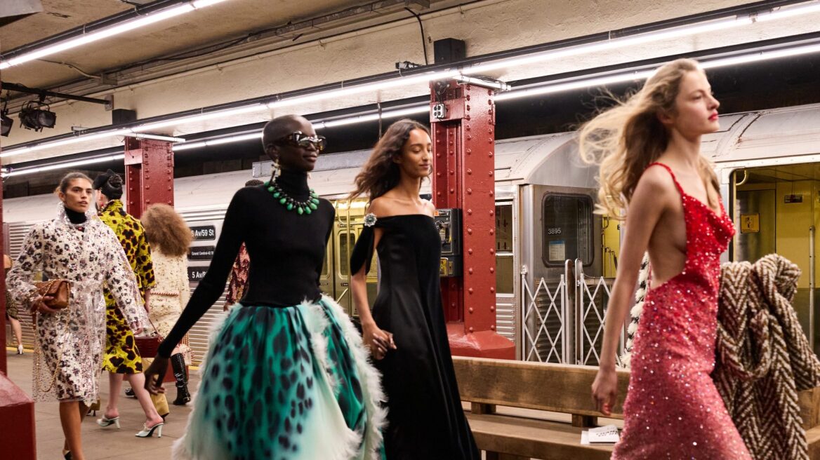 Η Chanel μετέτρεψε το μετρό της Νέας Υόρκης σε runway
