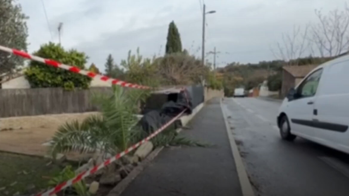 Αδιανόητη τραγωδία στη Γαλλία: Τρεις νεαροί πνίγηκαν όταν το αυτοκίνητό τους βγήκε από τον δρόμο και έπεσε ανάποδα σε πισίνα
