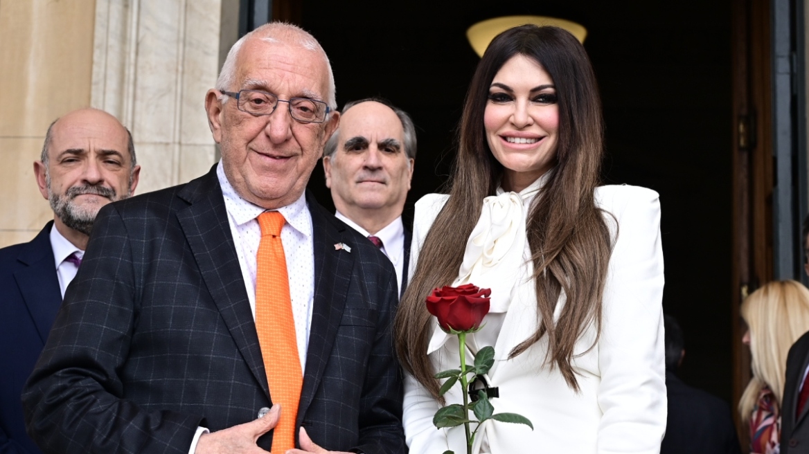 Με ένα κόκκινο τριαντάφυλλο υποδέχτηκε στη Βουλή την Κίμπερλι Γκιλφόιλ ο Νικήτας Κακλαμάνης - Δείτε βίντεο