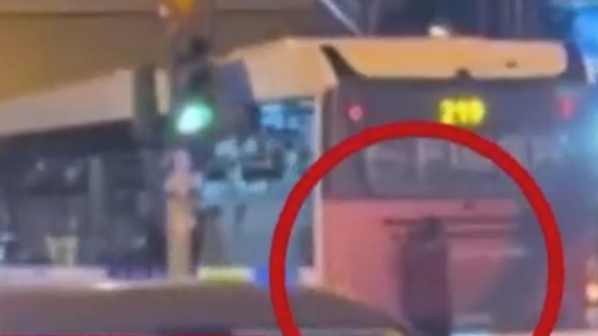 Νεαρός αφήνει το πατίνι και σκαρφαλώνει στο πίσω μέρος λεωφορείου που ξεκινά να κινείται στην Καλλιθέα, δείτε βίντεο