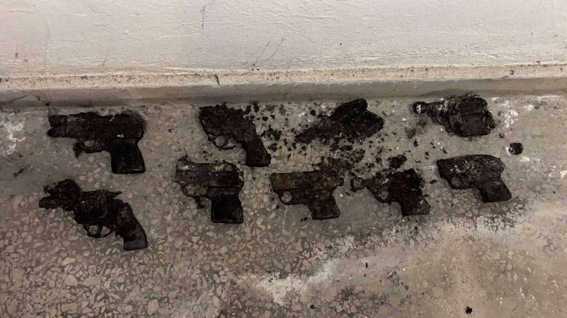 Κυψέλη: Υδραυλικός έκανε εργασίες στο Αστυνομικό Τμήμα και βρήκε στην αποχέτευση εννέα όπλα φωτοβολίδων και κρότου