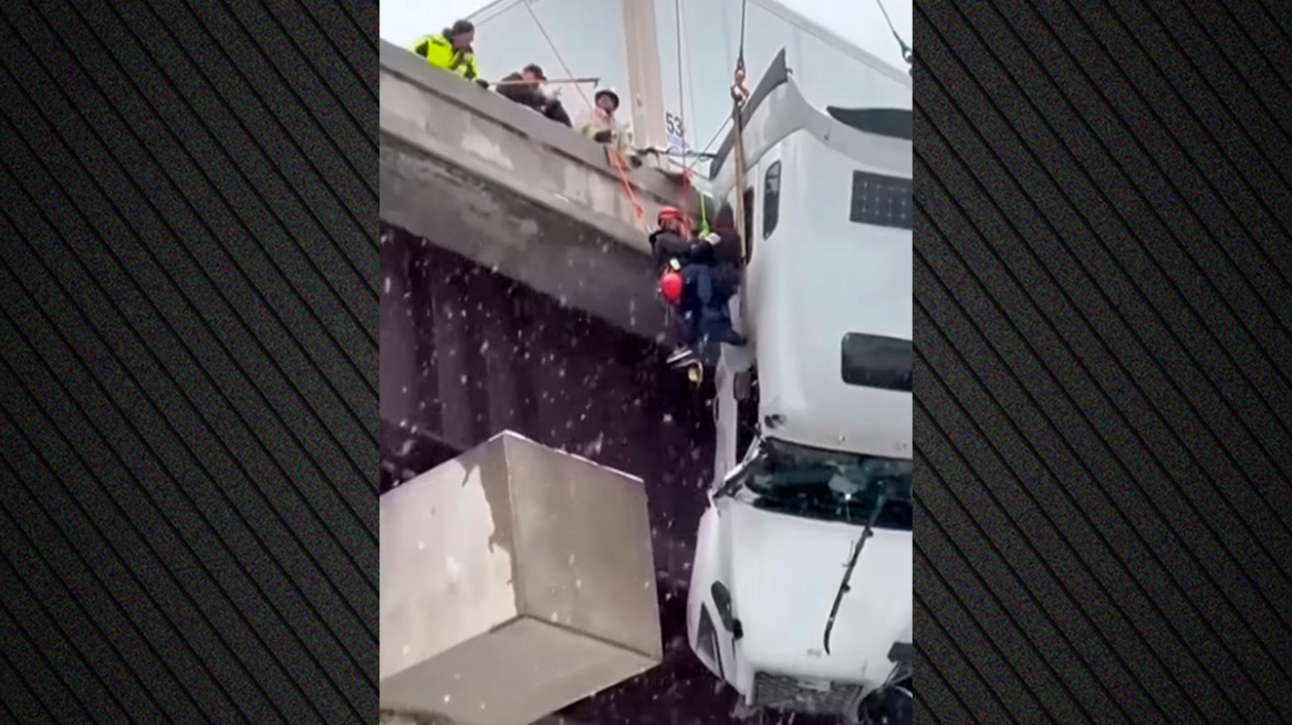 Η στιγμή της ηρωικής διάσωσης ενός οδηγού φορτηγού που κρεμόταν από γέφυρα ύψους 30 μέτρων στη Βιρτζίνια - Δείτε βίντεο