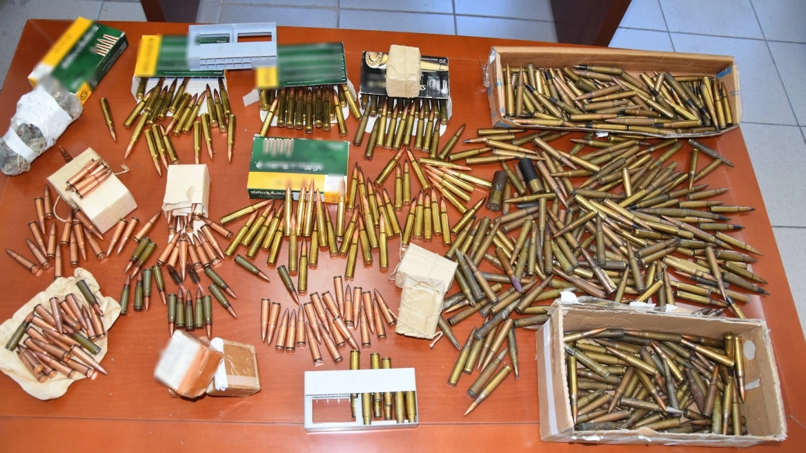 Κρήτη: Συνελήφθη 54χρονος που είχε έξι όπλα, σχεδόν 800 φυσίγγια και ξιφολόγχες