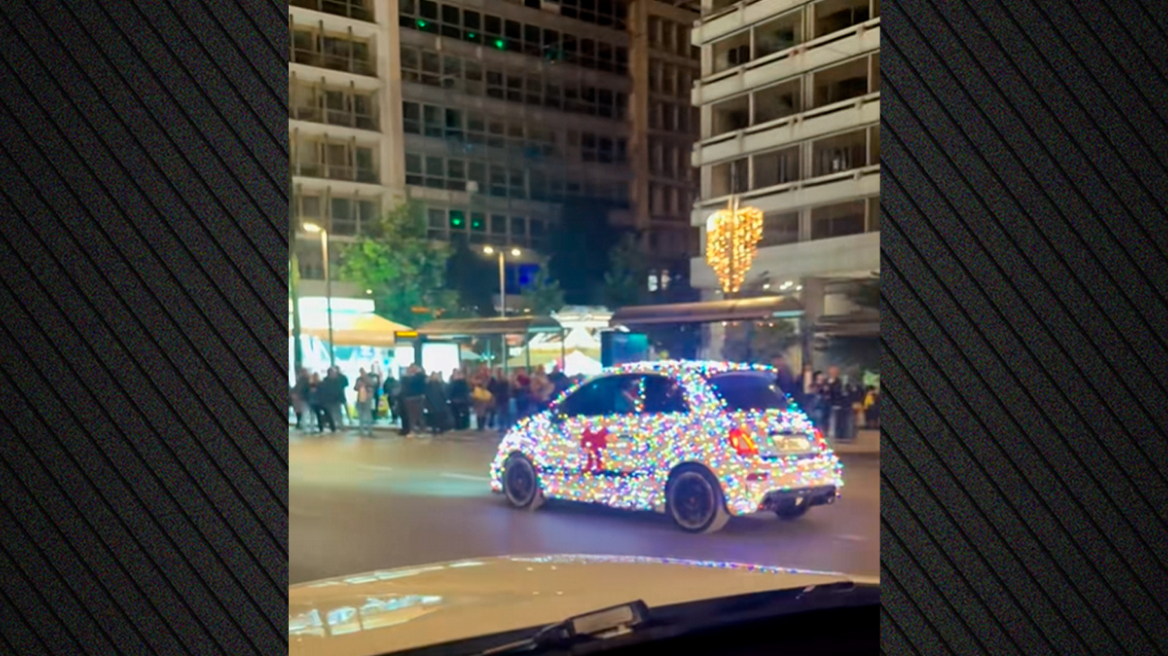 Το πιο χριστουγεννιάτικο αυτοκίνητο της Αθήνας, οδηγός έβαλε χιλιάδες λαμπάκια και «φώτισε» το κέντρο
