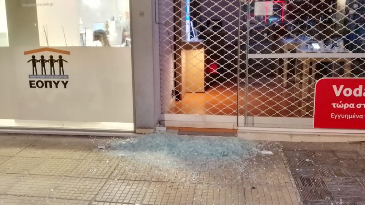 Αναρχικοί έσπασαν ATM και τζάμια σε καταστήματα στο Κουκάκι