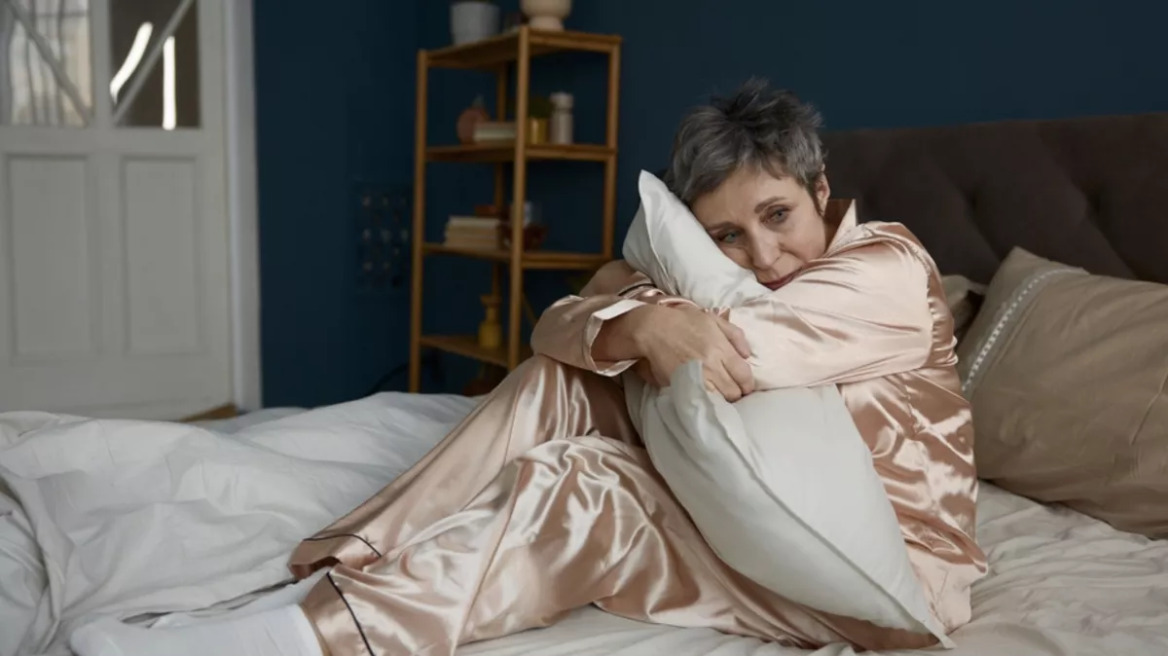 Ξυπνάτε κάθε βράδυ στις 3 τα ξημερώματα; Τι φταίει για τον «εφιάλτη» των γυναικών μετά τα 55