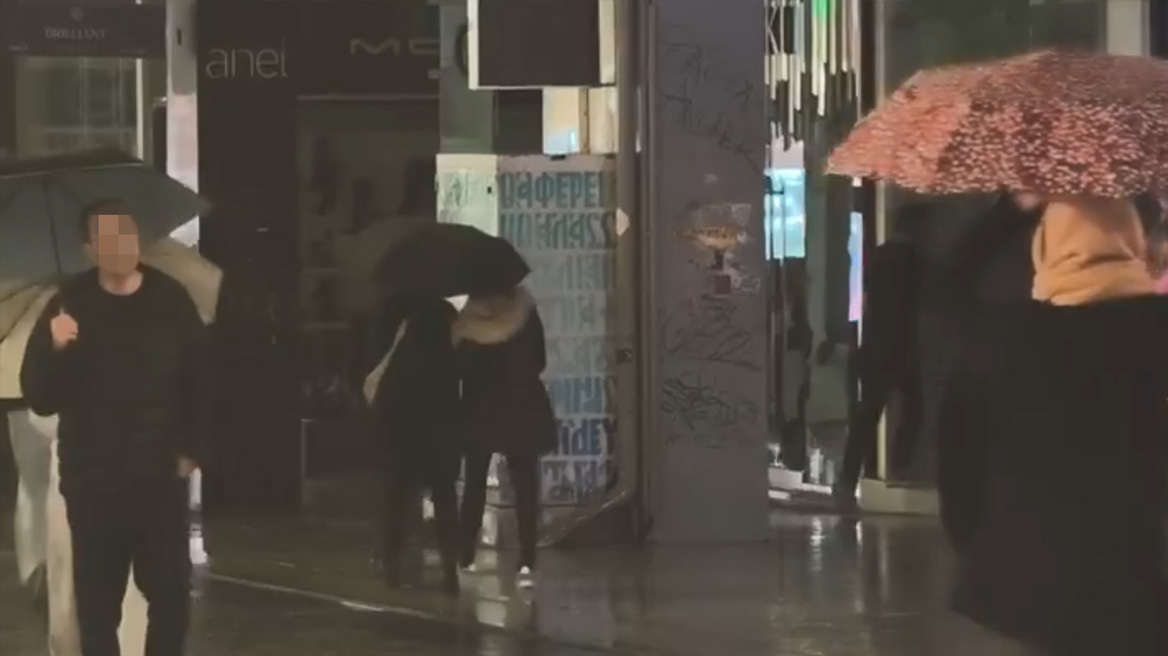 Μπλακ άουτ στην Ερμού λόγω της κακοκαιρίας: Πολλά καταστήματα έμειναν χωρίς ρεύμα, δείτε βίντεο