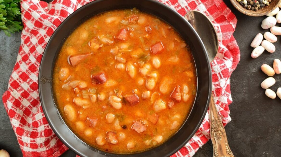 Ωραίος καιρός για φασολάδα! Το εθνικό μας πιάτο σε 13 συνταγές