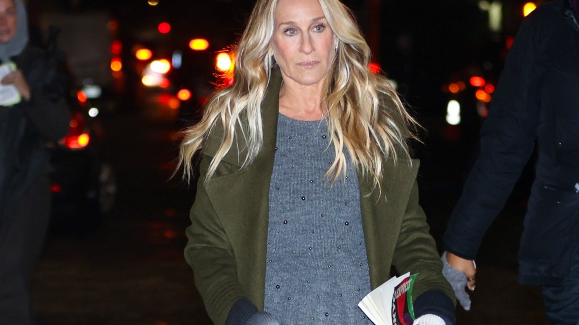 Η Σάρα Τζέσικα Πάρκερ συνδύασε πουά φούστα με φλατ Mary Janes
