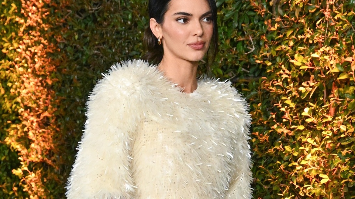 Το λευκό Bottega Veneta φόρεμα της Kένταλ Τζένερ μας βάζει σε γιορτινό mood
