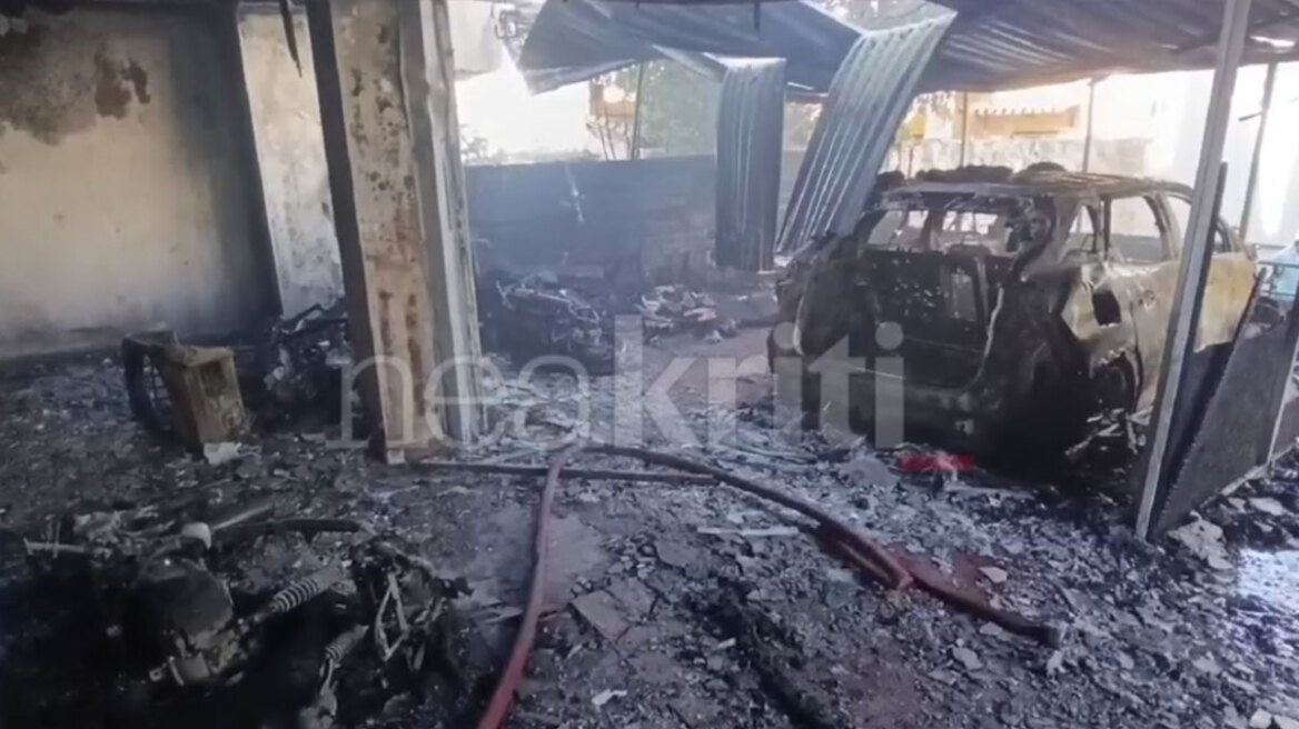 Κάηκαν ένα αυτοκίνητο και τέσσερις μηχανές μετά από φωτιά σε πυλωτή πολυκατοικίας στα Χανιά, δείτε βίντεο και φωτογραφίες