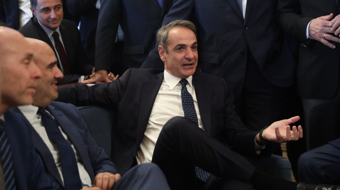 Σήμερα το τραπέζι Μητσοτάκη σε βουλευτές της ΝΔ με μενού προϋπολογισμό και αγροτικά μπλόκα, ποιοι θα δώσουν το «παρών»