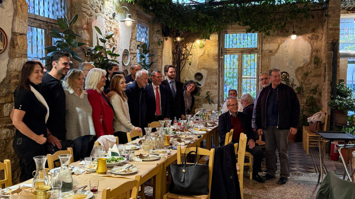 Πόλεμος Τσίπρα με Χαριλάου Τρικούπη και η συνάντηση όλων των φυλών του ΠΑΣΟΚ σε ταβέρνα στο κέντρο της Αθήνας