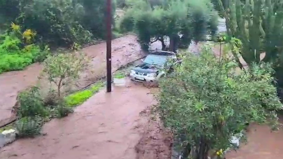 Ποτάμια λάσπης οι δρόμοι σε χωριό στο Γύθειο, οι κάτοικοι έσπευσαν στους πάνω ορόφους για να σωθούν, δείτε βίντεο
