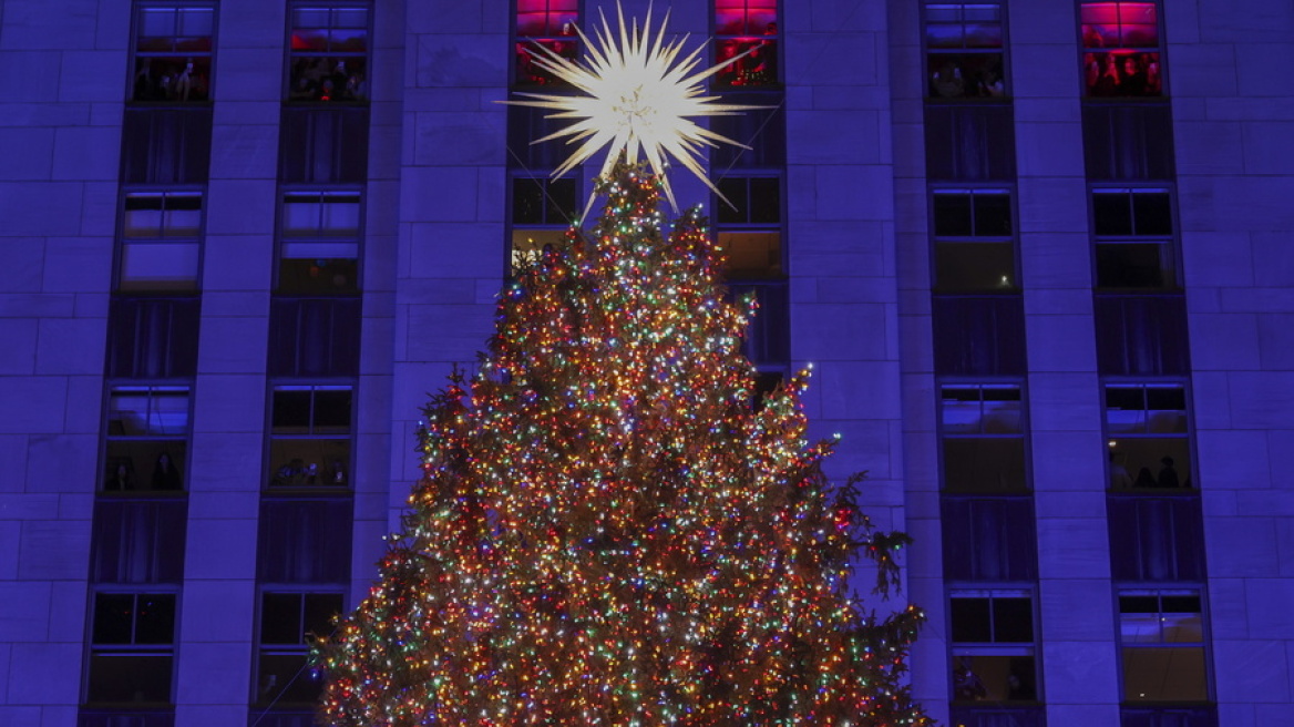 Φωταγωγήθηκε το χριστουγεννιάτικο δέντρο του Rockefeller Center: Στην κορυφή του αστέρι Swarovski 408 κιλών, δείτε βίντεο