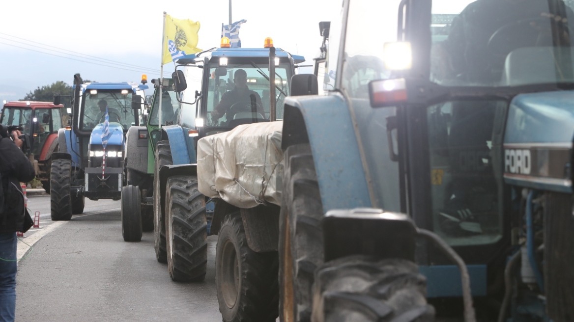 Επιμένουν στα μπλόκα οι αγρότες με αποκλεισμούς σε νευραλγικά σημεία, ενώ ετοιμάζεται και η Κρήτη να μπει στον χορό  