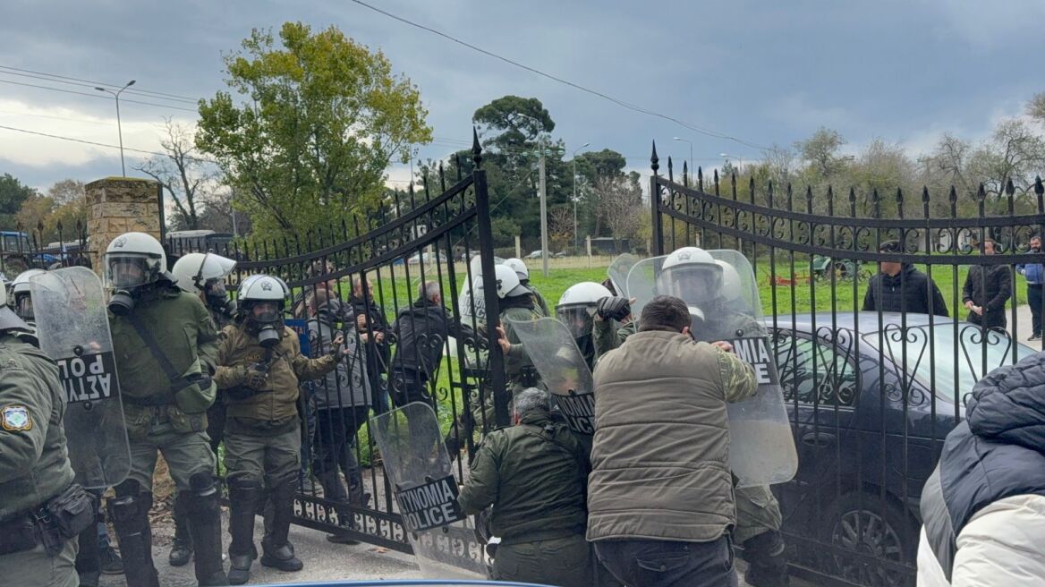 Επεισόδια με σπρωξιές και χημικά ανάμεσα σε αστυνομικούς και αγρότες που θέλησαν να κλείσουν την είσοδο στο αεροδρόμιο «Μακεδονία», δείτε βίντεο