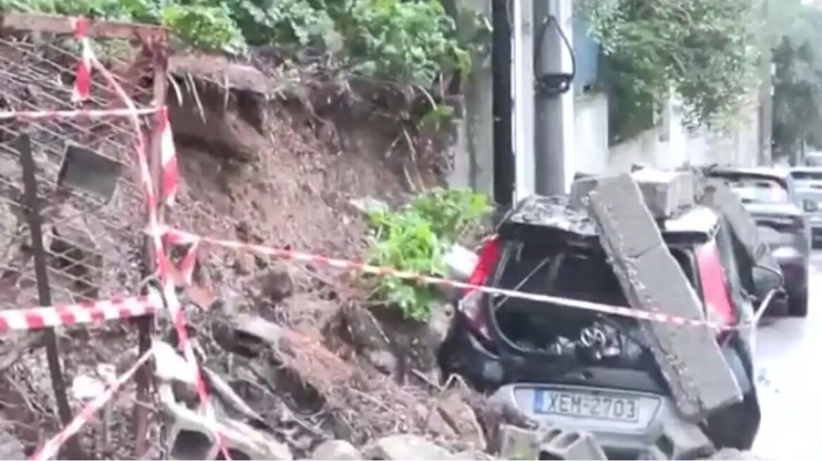 Μαντρότοιχος κατέρρευσε στη Βουλιαγμένη λόγω της κακοκαιρίας και καταπλάκωσε αυτοκίνητο
