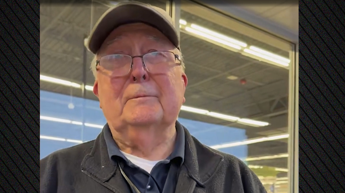 Η συγκινητική ιστορία ενός 88χρονου βετεράνου που έχασε τη σύνταξή του και ένας influencer του συγκέντρωσε πάνω από $1 εκατ. για να σταματήσει να εργάζεται