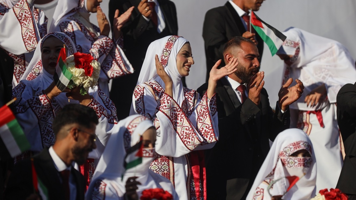 Μια μεγάλη γιορτή ζωής στη Γάζα: Τελέστηκαν ταυτόχρονα 54 γάμοι (βίντεο)
