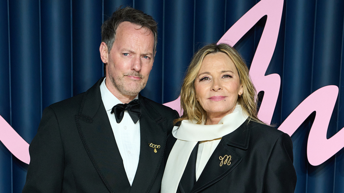 Η 69χρονη Κιμ Κατράλ παντρεύτηκε με τον κατά 14 χρόνια νεότερο σύντροφό της στο Λονδίνο