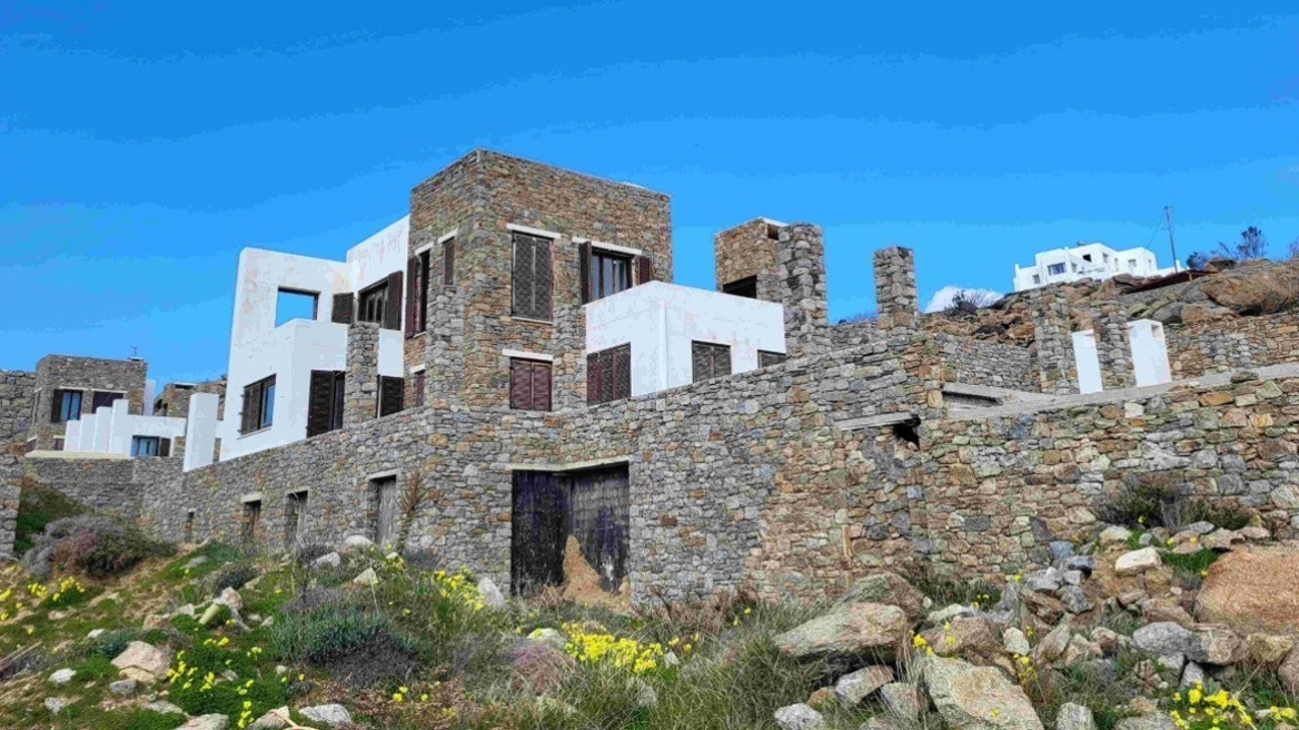 Μύκονος: Ξανά στο σφυρί οι βίλες στο Πλυντρί με ανατροπή στην τιμή