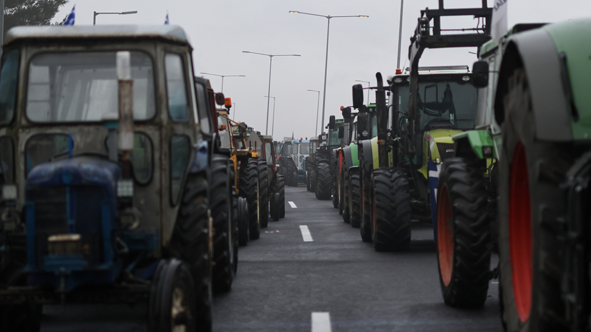 Χιλιάδες τρακτέρ σε μπλόκα αγροτών σε Εγνατία Οδό, Λαμία και Αγρίνιο, έκλεισαν και τελωνεία