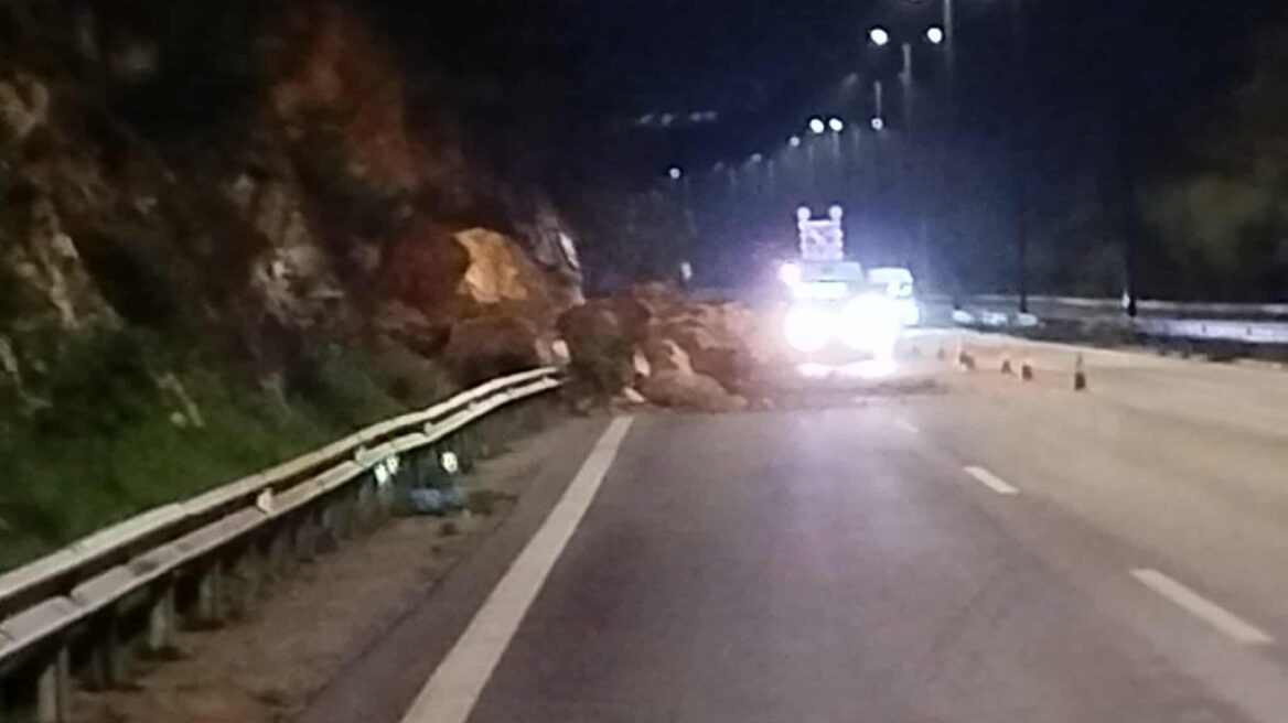 Πτώση βράχων στη λεωφόρο Αθηνών-Σουνίου, έκλεισε η δεξιά λωρίδα κυκλοφορίας 