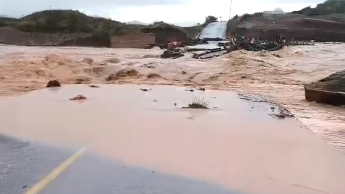 Εκκενώθηκε οικισμός κοντά στα Φάρσαλα γιατί υπερχείλισε ο ποταμός Ενιπέας, 112 για ετοιμότητα σε ακόμα 5 περιοχές