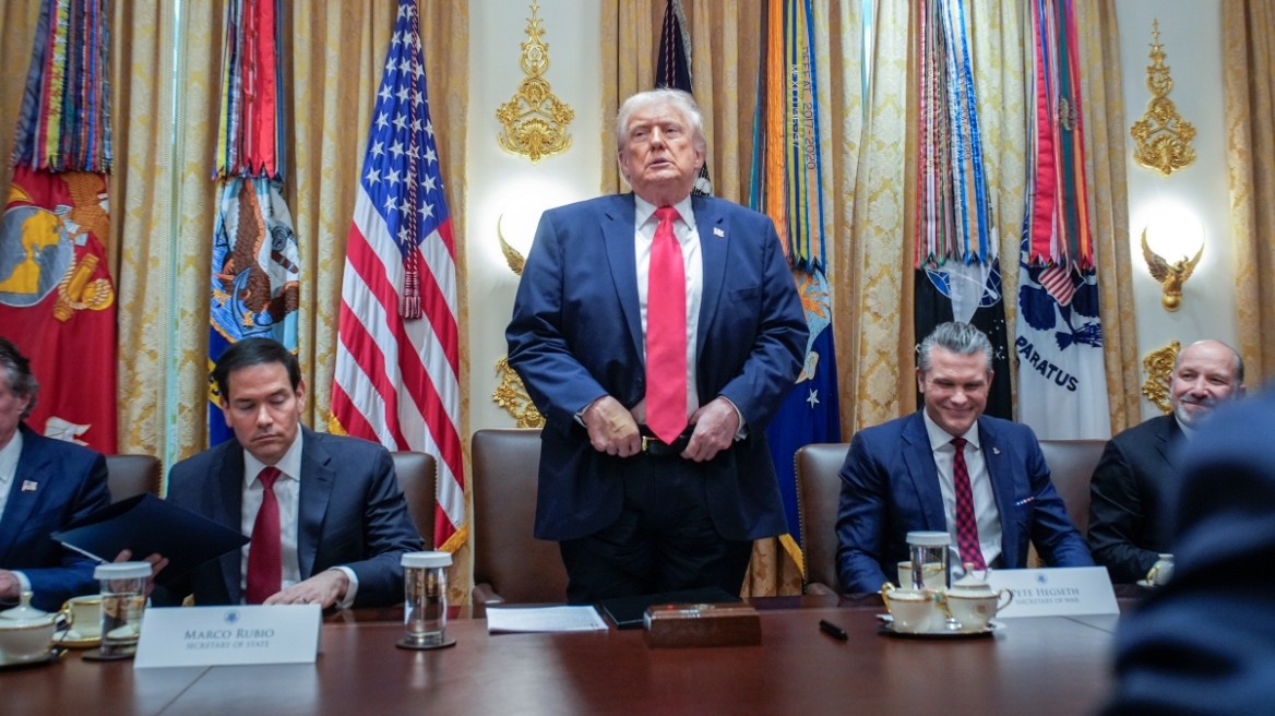 Ανάλυση New York Times: Ο Τραμπ γυρίζει την πλάτη στην Ευρώπη, την αντιμετωπίζει σαν εχθρό και την υποβαθμίζει σε εστία παρακμής