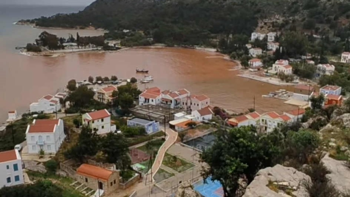 Ορμητικός καταρράκτης πλημμύρισε σπίτια και δρόμους στο Καστελόριζο: Έγινε κόκκινη από τις λάσπες η θάλασσα