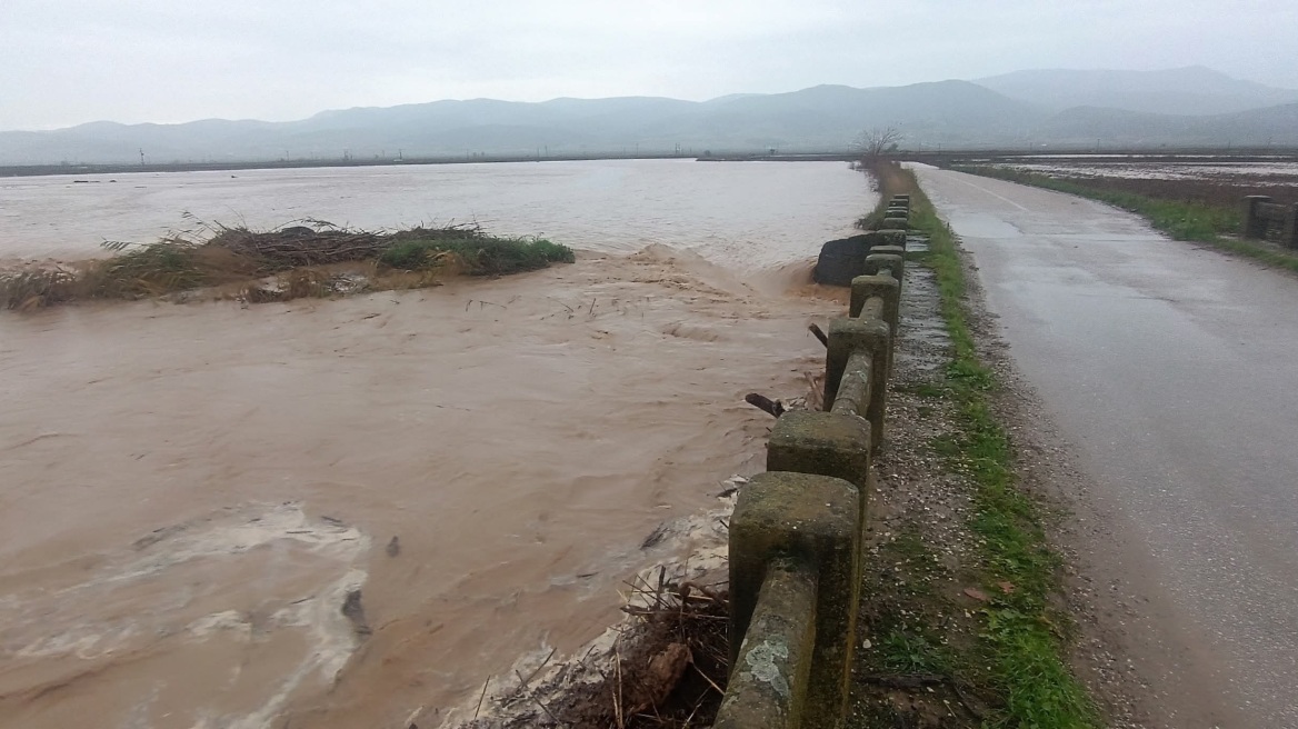 Πλημμύρες στον Δομοκό, διακόπηκε η σιδηροδρομική συγκοινωνία Αθηνών - Θεσσαλονίκης