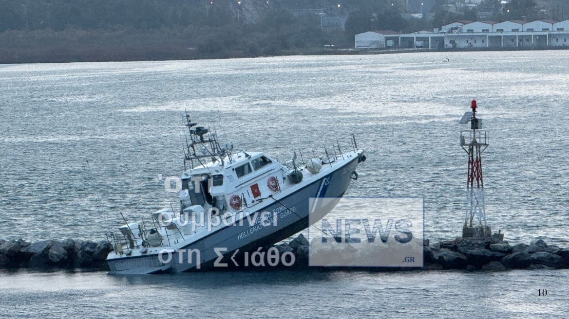 Βόλος: Σκάφος του Λιμενικού «καρφώθηκε» πάνω στον κυματοθραύστη στα Πευκάκια - Θα μετέφερε την εικόνα της Παναγίας Εικονίστριας